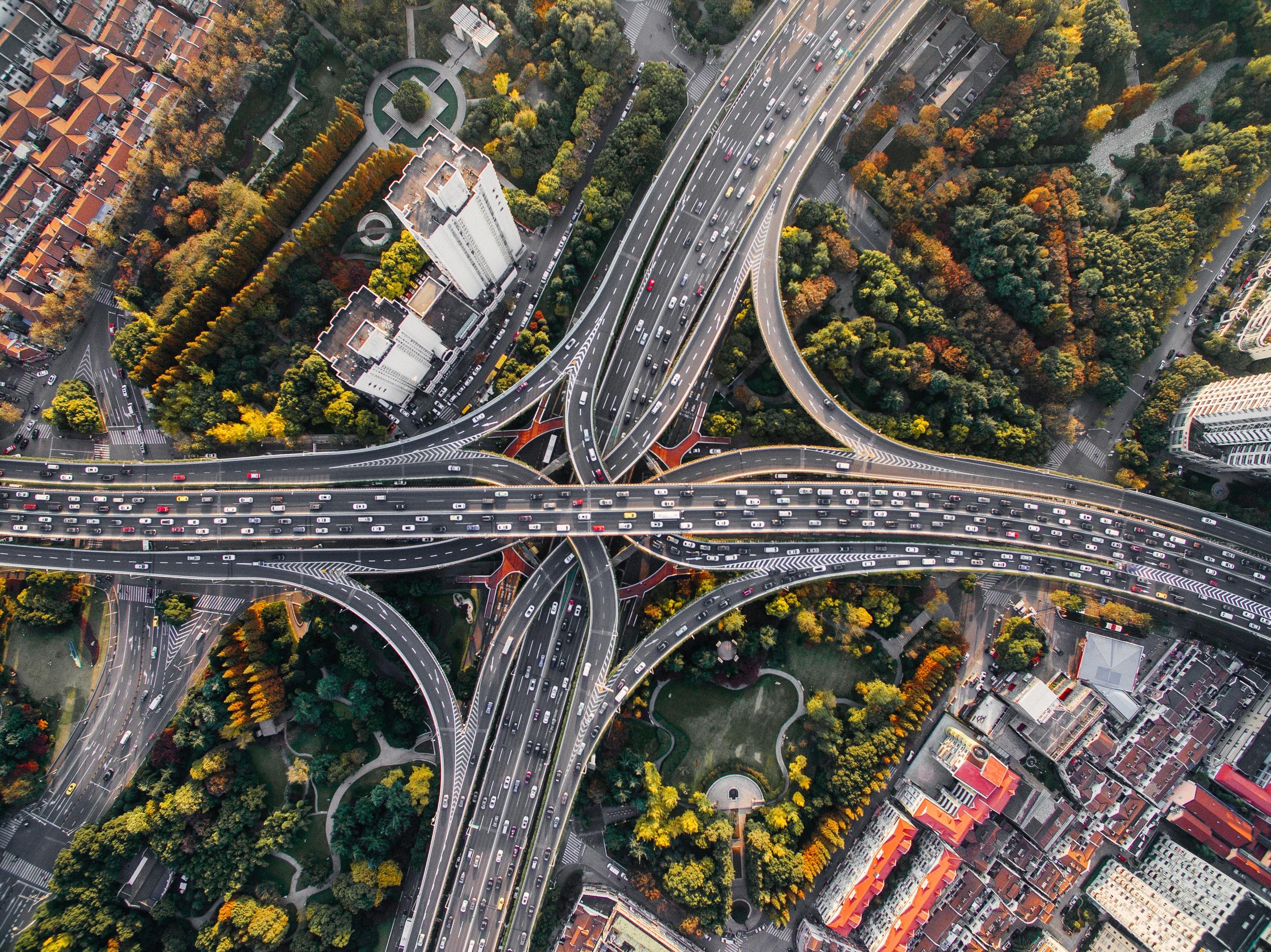 Flygbild över ett motorvägskoppel med vägar fulla av bilar.